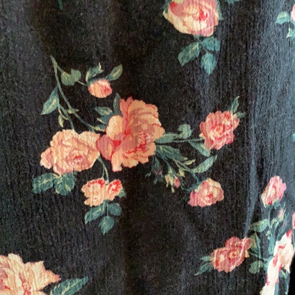 American Eagle Outfitters Floral Top-Black - Picture 4 of 12